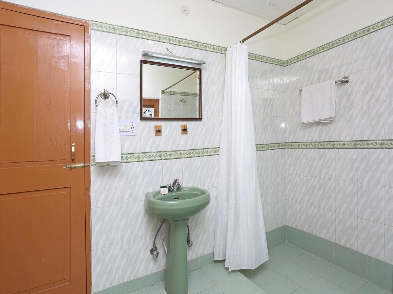 Oyo 7138 Acharya Cottage Манали Экстерьер фото